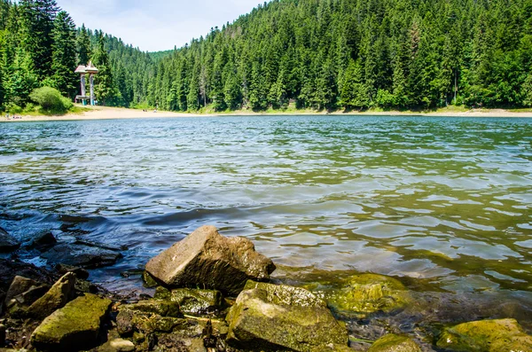 Hegyi kék tó Szinevéri-tó — Stock Fotó