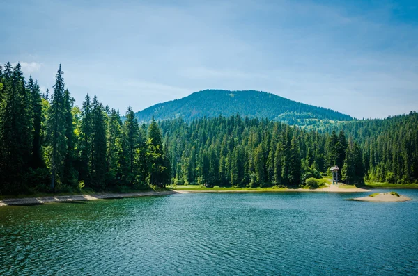 Hegyi kék tó Szinevéri-tó — Stock Fotó