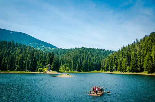 Hegyi kék tó Szinevéri-tó — Stock Fotó