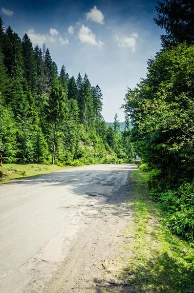 Na drodze w zielonej góry — Zdjęcie stockowe