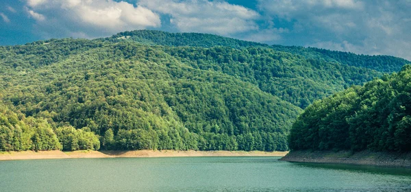Lago de montaña con montañas azules en el fondo — Foto de Stock