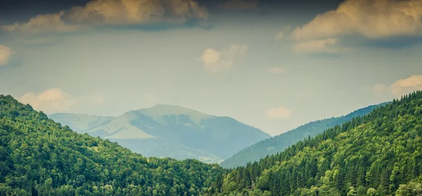 Górskie jezioro z góry błękitne w tle — Zdjęcie stockowe