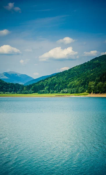 Lacul de munte cu munți albaștri în fundal — Fotografie, imagine de stoc