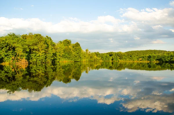 Hermoso lago en verano — Foto de Stock