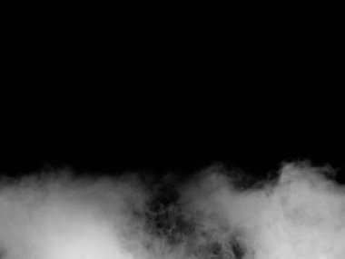 Siyah arkaplanda beyaz duman veya sis izole edildi.