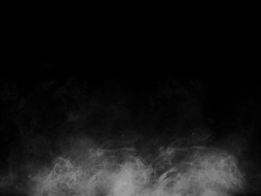 Siyah arkaplanda beyaz duman veya sis izole edildi.