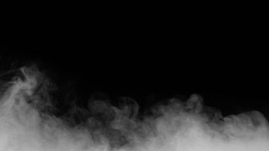 Siyah arkaplanda beyaz duman veya sis izole edildi.
