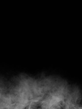 Siyah arkaplanda beyaz duman veya sis izole edildi.