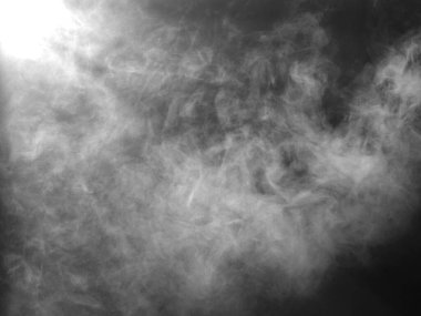 Siyah arkaplanda beyaz duman veya sis izole edildi.