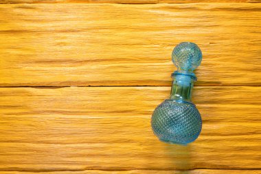 Sihirli iksir mavi şişe sarı ahşap masa üzerinde düz zemin üzerinde kopya alanı ile yatıyordu.