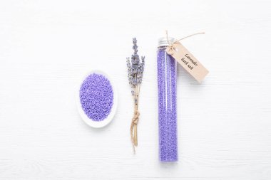 Plastik tüpte lavanta banyosu ve beyaz arka planda kurutulmuş lavanta çiçekleri..