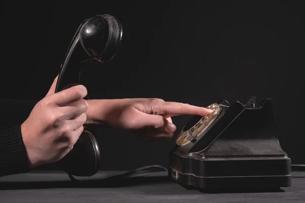 Kvinna Ringer Numret Den Gamla Roterande Telefonen Nära Håll — Stockfoto