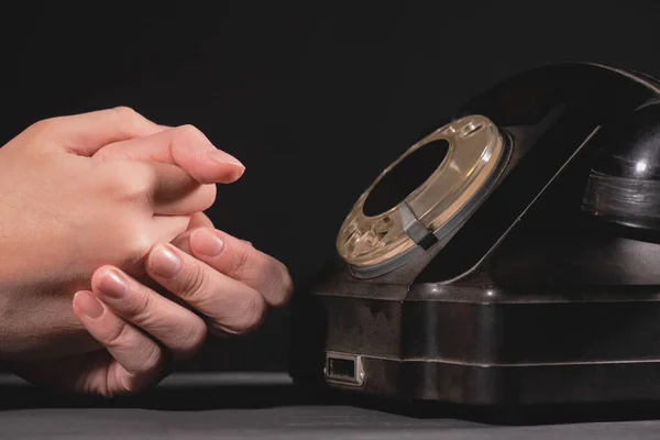 Kvinna Väntar Samtalet Nära Roterande Telefonen Närbild — Stockfoto