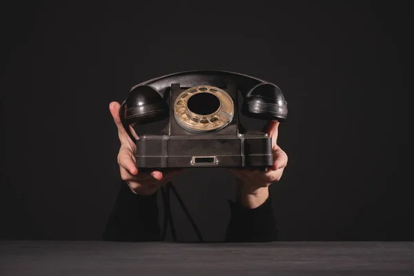 Gammal Retro Svart Roterande Telefon Svart Skrivbord Och Kvinna Händer — Stockfoto