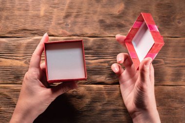 Kadınların elinde boş bir hediye kutusu..