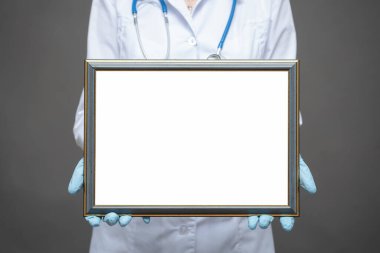 Doktor elinde boş bir diploma tutuyor. En iyi doktor ödülü.