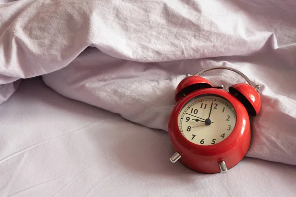 Κόκκινο Ξυπνητήρι Στο Κρεβάτι Κουβέρτα Φόντο Close — Φωτογραφία Αρχείου