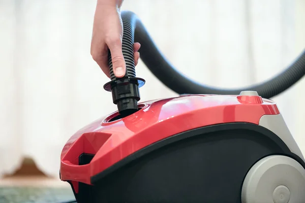 Wanita Yang Menghubungkan Selang Sikat Vacuum Cleaner Menutup — Stok Foto