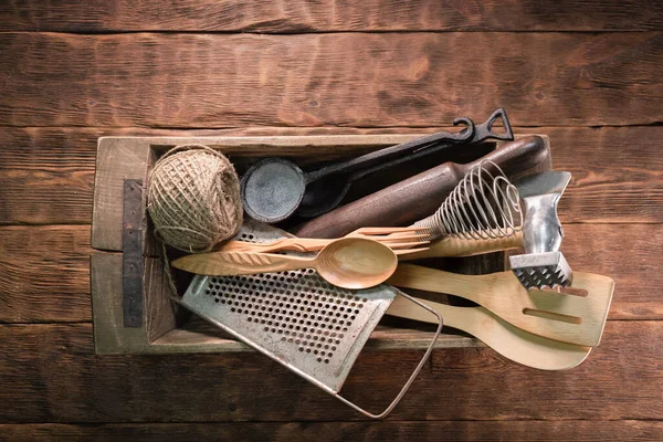 Alte Küchengeräte Auf Dem Braunen Holztischhintergrund — Stockfoto