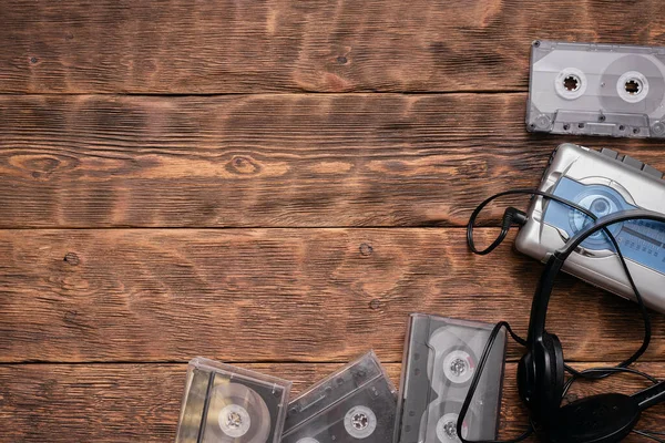 Przenośny Retro Stereo Magnetofon Stare Słuchawki Kasety Brązowy Drewniany Stół — Zdjęcie stockowe