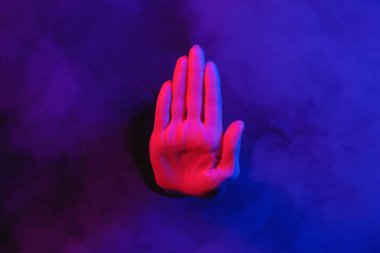 Kadın elinde dur işareti yapıyor. Yakından..