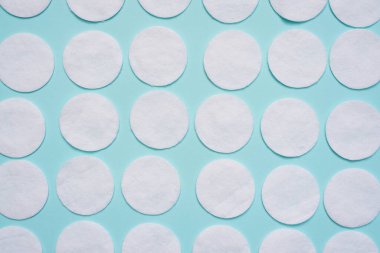 Mavi arkaplanda pamuk pedler.