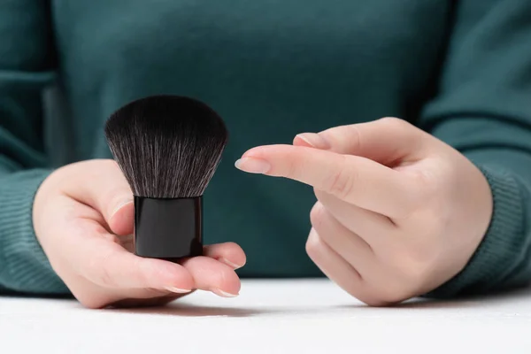 Mujer Está Mostrando Por Dedo Índice Cepillo Maquillaje Negro Mano — Foto de Stock