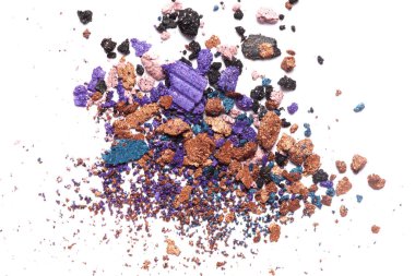 Beyaz arkaplanda izole edilmiş renkli göz farı tozu.