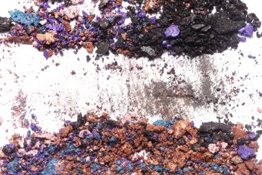 Beyaz arkaplanda izole edilmiş renkli göz farı tozu.