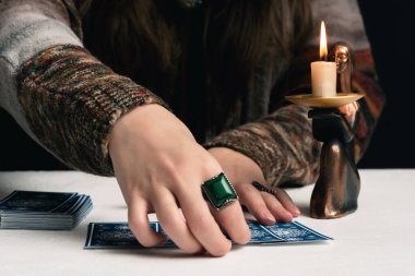 Falcı geleceği tarot kartlarıyla okuyor..