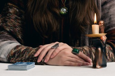 Falcı geleceği tarot kartlarıyla okuyor..