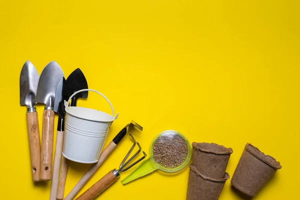 Ferramentas Jardinagem Fundo Plano Amarelo Leigos Com Espaço Cópia — Fotografia de Stock