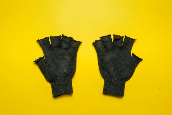 Пара Черных Строительных Перчаток Изолированных Желтом Фоне — стоковое фото