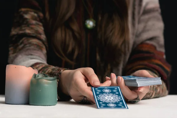 Falcı geleceği tarot kartlarıyla okuyor..