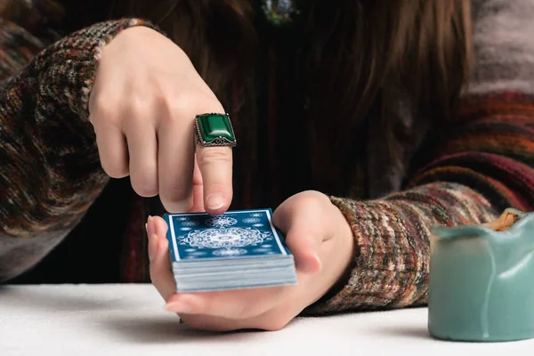 Fortune Teller Membaca Masa Depan Dengan Kartu Tarot Menutup Stok Lukisan  
