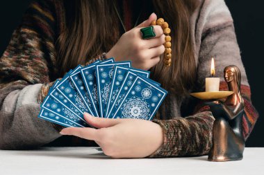 Falcı geleceği tarot kartlarıyla okuyor..