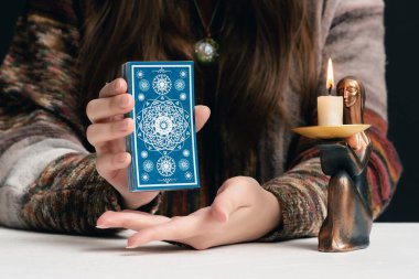 Falcı geleceği tarot kartlarıyla okuyor..