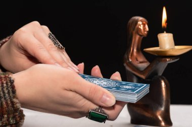 Falcı geleceği tarot kartlarıyla okuyor..