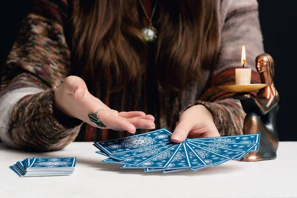 Falcı Geleceği Tarot Kartlarıyla Okuyor — Stok fotoğraf