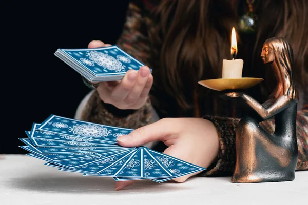 Falcı geleceği tarot kartlarıyla okuyor..