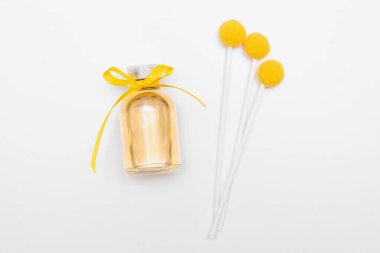 Beyaz arka planda izole edilmiş Aroma yağı şişesi ve tütsü çubukları. Üst görünüm.