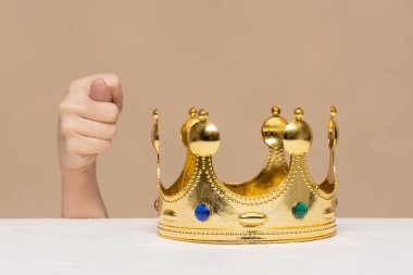 Kadınların elinde incir jesti ve masada altın bir taç var. Güç kavramından vazgeçme isteksizliği.