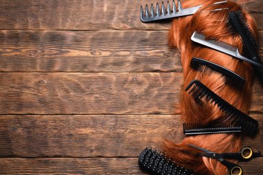 Kuaför salonu konsepti. Kızıl saçlı kadınlar kuaför masasındaki peruk ve taraklar arka planda fotokopi alanı ile yatıyordu..