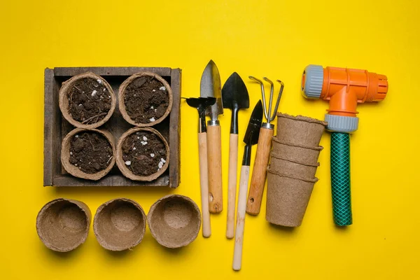 Ferramentas Jardinagem Vasos Flores Com Solo Fundo Plano Amarelo Leigos — Fotografia de Stock