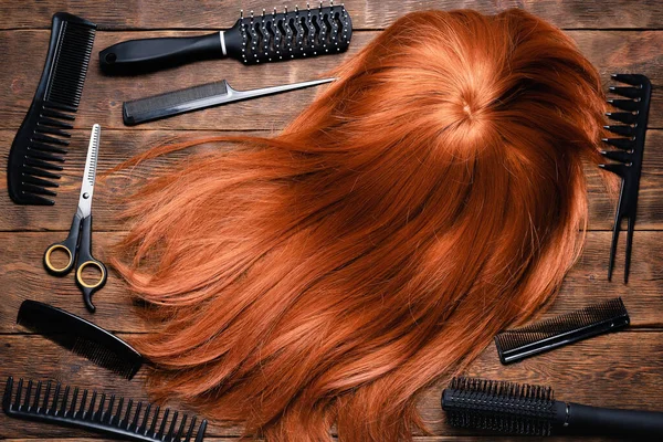 Salone Parrucchiere Concetto Sfondo Astratto Rosse Donne Parrucca Pettini Sul — Foto Stock