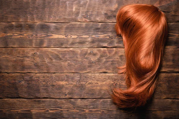 Mujer Pelirroja Peluca Pelo Largo Plano Madera Yacen Fondo —  Fotos de Stock