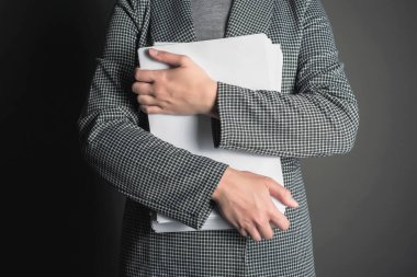 Elinde bir yığın belge ve gri bir arka planla bir sekreter..