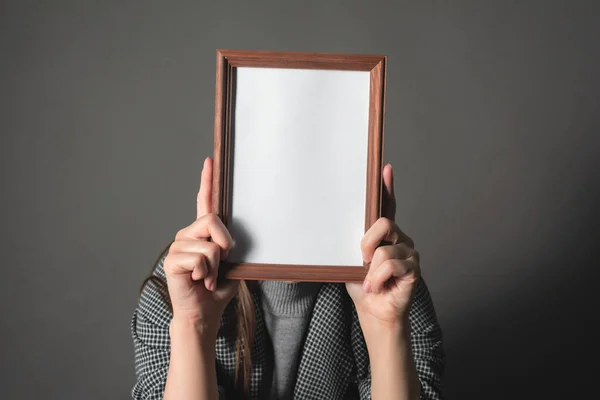 Diploma Certificado Maquete Mulher Está Escondendo Seu Rosto Atrás Uma — Fotografia de Stock