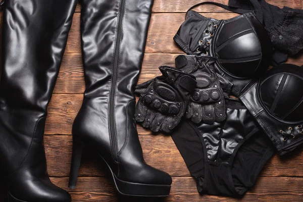 Verschiedene Schwarze Lederklamotten Lagen Flach Hintergrund Höschen High Heels Stiefel — Stockfoto