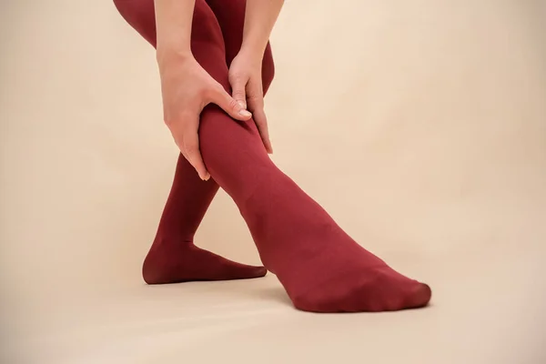 Kobiece Nogi Czerwonych Pończochach Jasnym Tle Pomieszczeniu Montażowym — Zdjęcie stockowe